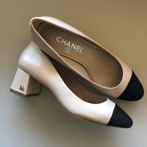 NEW /CHANEL Beige & Black Pumps fit like a US 7.5b
